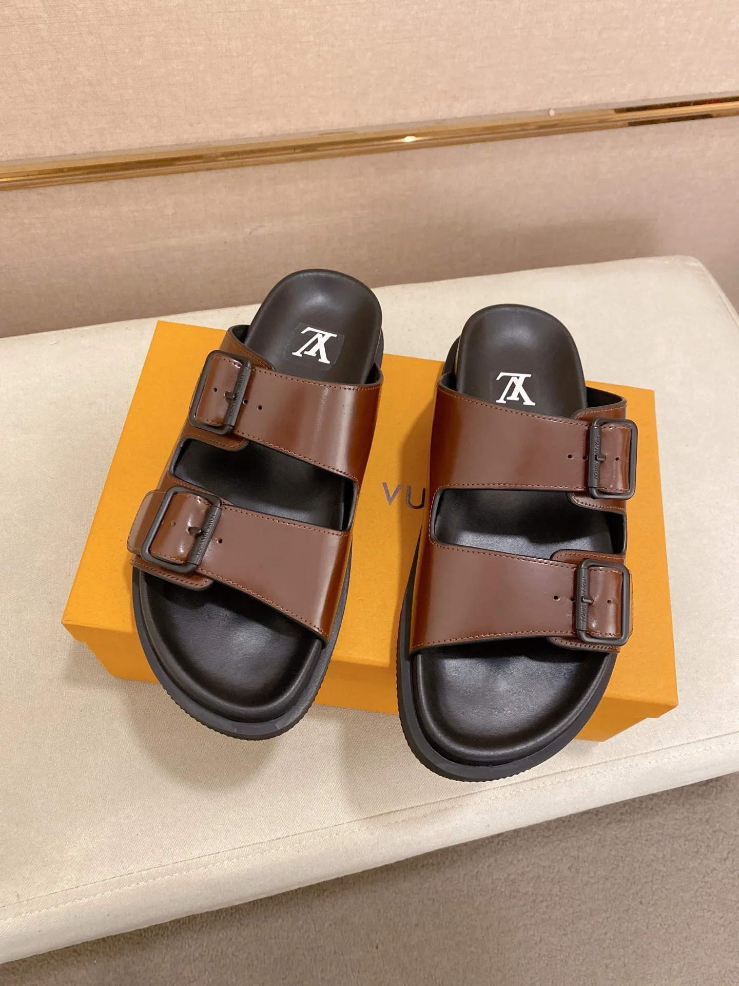 Factory price: 420💰Made by LV🔍Top purchasing agent. Men's spring and summer slippers are available at the same counter. The uppers are made of cowhide imported from Italy. High-quality craftsmanship, soles: original soles specially provided by the original factory, exclusive movable molded soles are super comfortable, original factory follow-up goods, 🔍🔍high quality, can be entered and exited the counter at will, welcome to compare, code number 38-44. Can be customized45